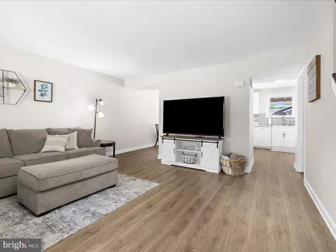 Living - 7858 E Shore Rd, Pasadena, MD 21122 photo 6 of 7