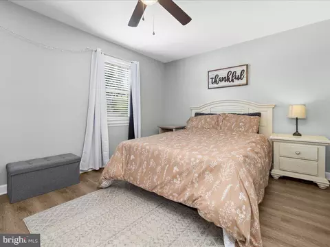 Bedroom - 7858 E Shore Rd, Pasadena, MD 21122 photo 4 of 6
