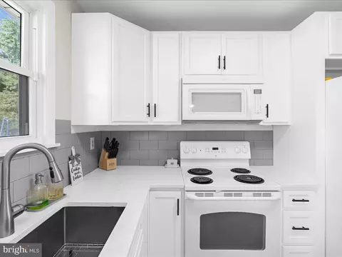 Kitchen - 7858 E Shore Rd, Pasadena, MD 21122 photo 4 of 5