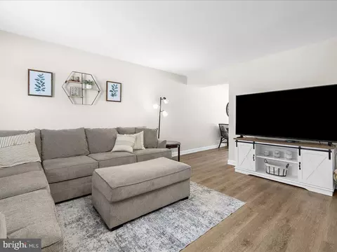 Living - 7858 E Shore Rd, Pasadena, MD 21122 photo 5 of 7