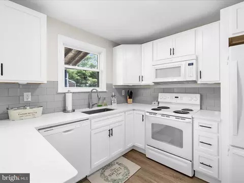 Kitchen - 7858 E Shore Rd, Pasadena, MD 21122 photo 3 of 5