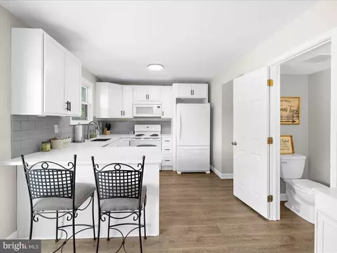 Kitchen - 7858 E Shore Rd, Pasadena, MD 21122 photo 2 of 5