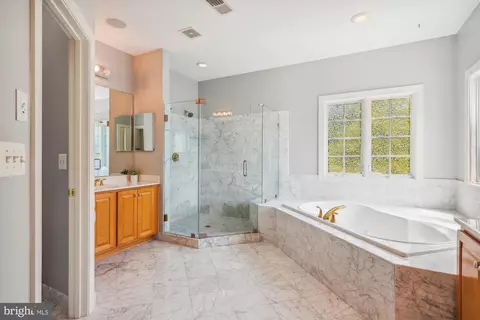 Bath - 700 Caleb Ln, Annapolis, MD 21401 photo 3 of 7