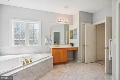Bath - 700 Caleb Ln, Annapolis, MD 21401 photo 4 of 7