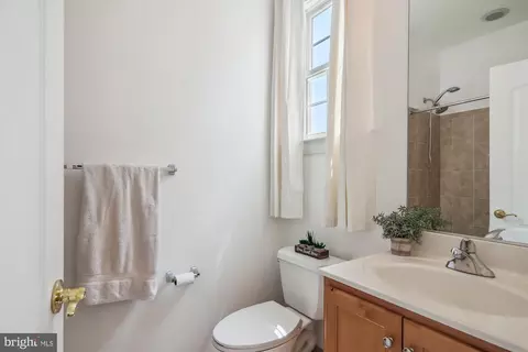 Bath - 700 Caleb Ln, Annapolis, MD 21401 photo 2 of 7