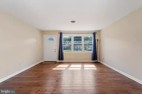 8243 Forest Glen Dr, Pasadena, MD 21122 photo 4