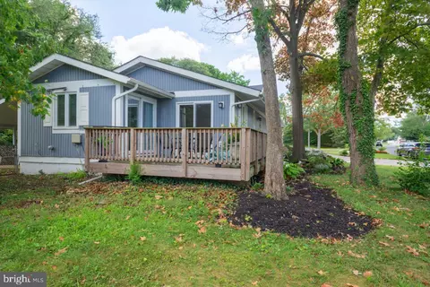 Exterior - 724 Shore Dr, Edgewater, MD 21037 photo 3 of 12