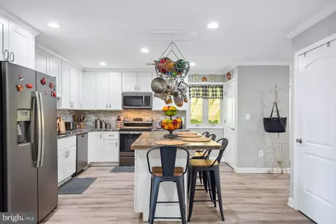 Kitchen - 724 Shore Dr, Edgewater, MD 21037 photo 4 of 6
