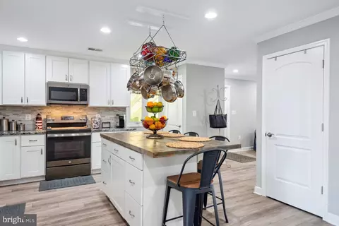 Kitchen - 724 Shore Dr, Edgewater, MD 21037 photo 5 of 6