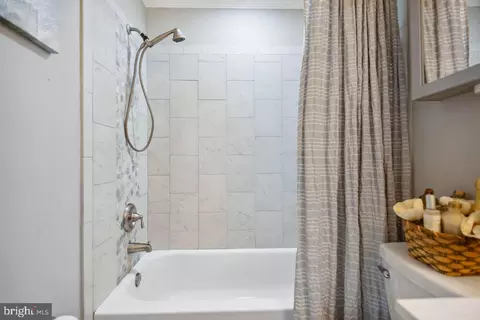 Bath - 724 Shore Dr, Edgewater, MD 21037 photo 4 of 7