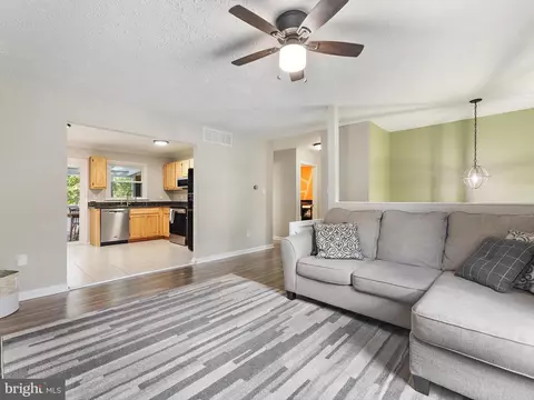 7704 Lake Cir, Pasadena, MD 21122