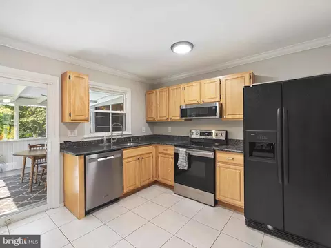 7704 Lake Cir, Pasadena, MD 21122 photo 3