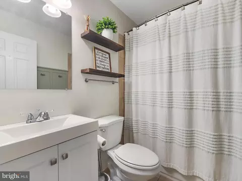 7704 Lake Cir, Pasadena, MD 21122 photo 10