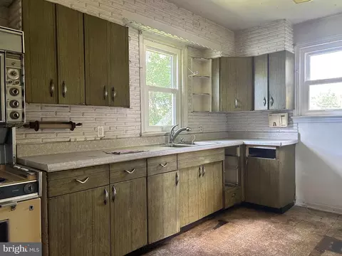 4 Hampton Rd, Linthicum Heights, MD 21090 photo 2