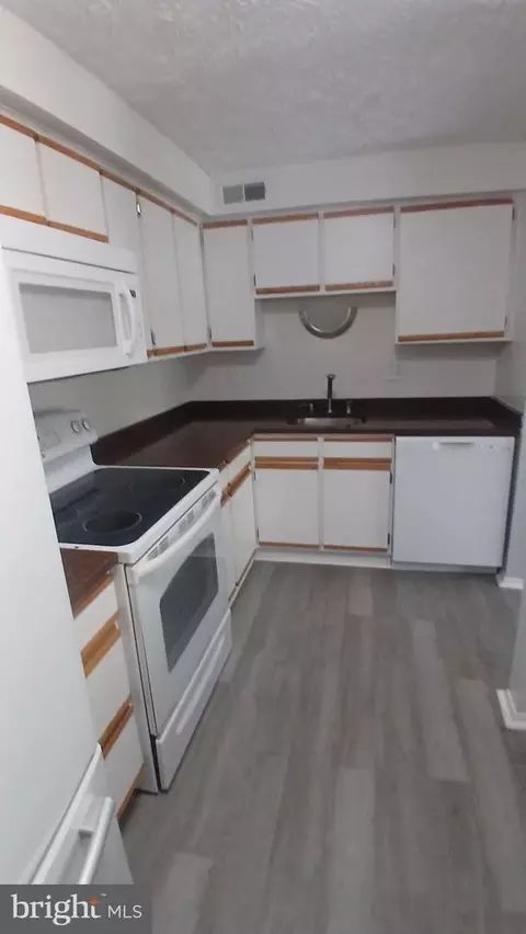 Kitchen - 8040 K Abbey Ct #K, Pasadena, MD 21122 photo 1 of 2