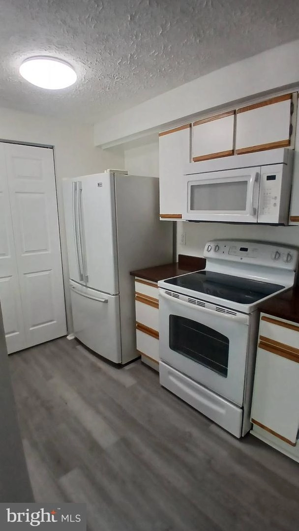 Kitchen - 8040 K Abbey Ct #K, Pasadena, MD 21122 photo 2 of 2