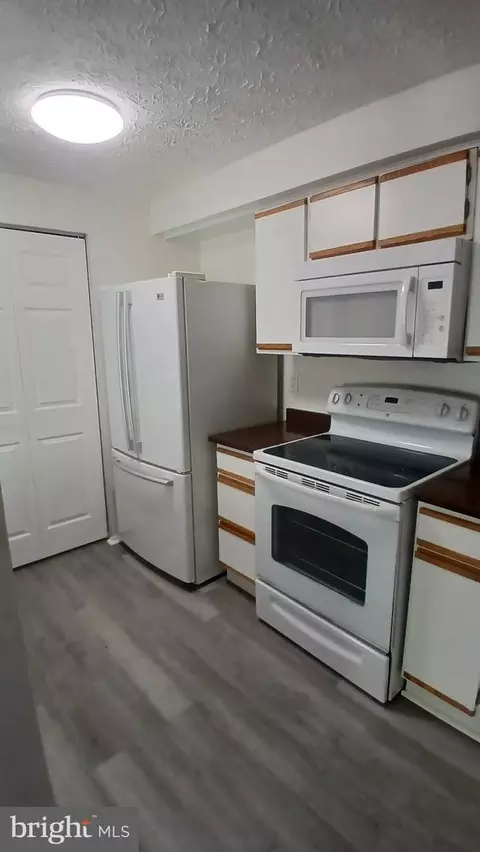 Kitchen - 8040 K Abbey Ct #K, Pasadena, MD 21122 photo 2 of 2