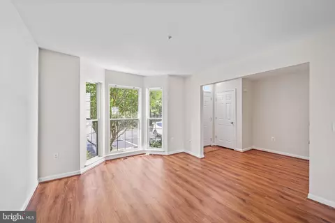 Living - 2007 Compton Ct #158, Annapolis, MD 21401 photo 1 of 5