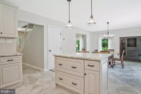 Entry Way - 8149 Ventnor Rd, Pasadena, MD 21122 photo 3 of 4