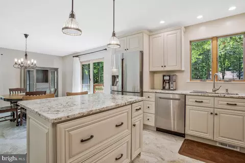 Kitchen - 8149 Ventnor Rd, Pasadena, MD 21122 photo 2 of 2