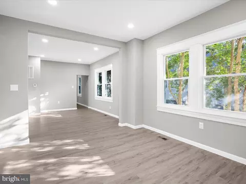 Living - 213 Franklin Ave, Brooklyn, MD 21225 photo 2 of 5