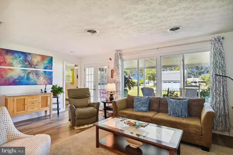 Living - 3423 S River Ter, Edgewater, MD 21037 photo 3 of 4