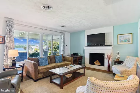 Living - 3423 S River Ter, Edgewater, MD 21037 photo 2 of 4
