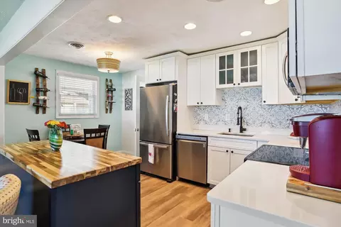 Kitchen - 3423 S River Ter, Edgewater, MD 21037 photo 1 of 4