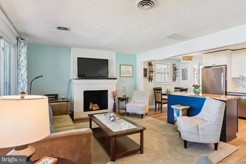 Living - 3423 S River Ter, Edgewater, MD 21037 photo 1 of 4
