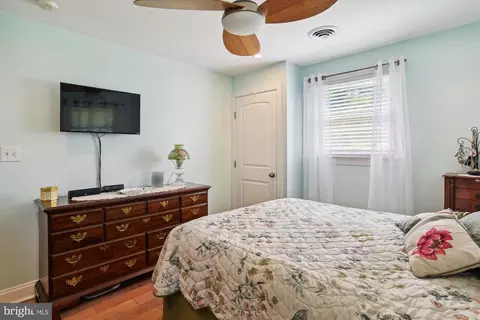 Bedroom - 3423 S River Ter, Edgewater, MD 21037 photo 4 of 5