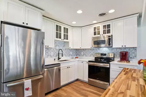 Kitchen - 3423 S River Ter, Edgewater, MD 21037 photo 4 of 4