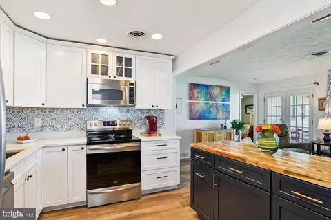Kitchen - 3423 S River Ter, Edgewater, MD 21037 photo 3 of 4