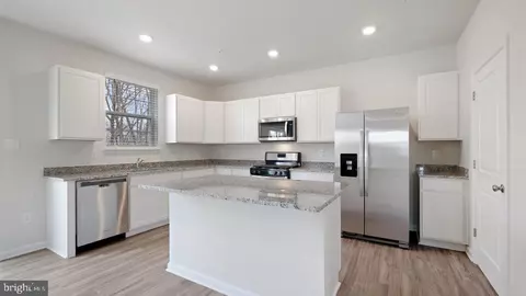Entry Way - 832 Hillside Ave, Edgewater, MD 21037 photo 4 of 21