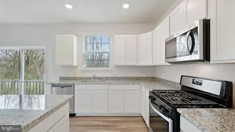 Entry Way - 832 Hillside Ave, Edgewater, MD 21037 photo 5 of 21