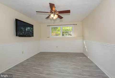 Living - 7523 Harmans Rd, Harmans, MD 21077 photo 5 of 6