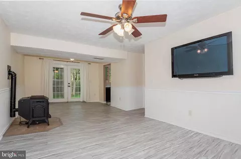 Living - 7523 Harmans Rd, Harmans, MD 21077 photo 4 of 6