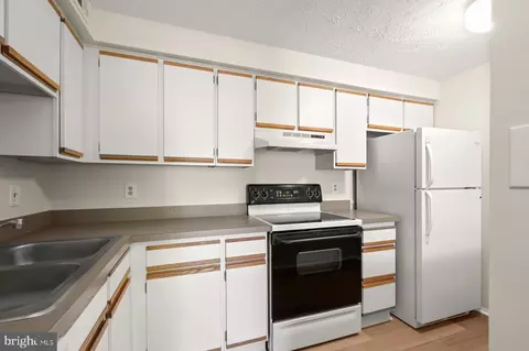 Kitchen - 8046 E Abbey Ct #8046E, Pasadena, MD 21122 photo 2 of 2