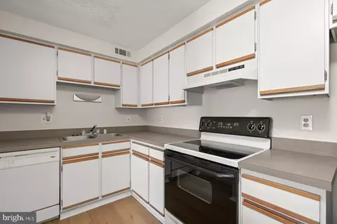 Kitchen - 8046 E Abbey Ct #8046E, Pasadena, MD 21122 photo 1 of 2