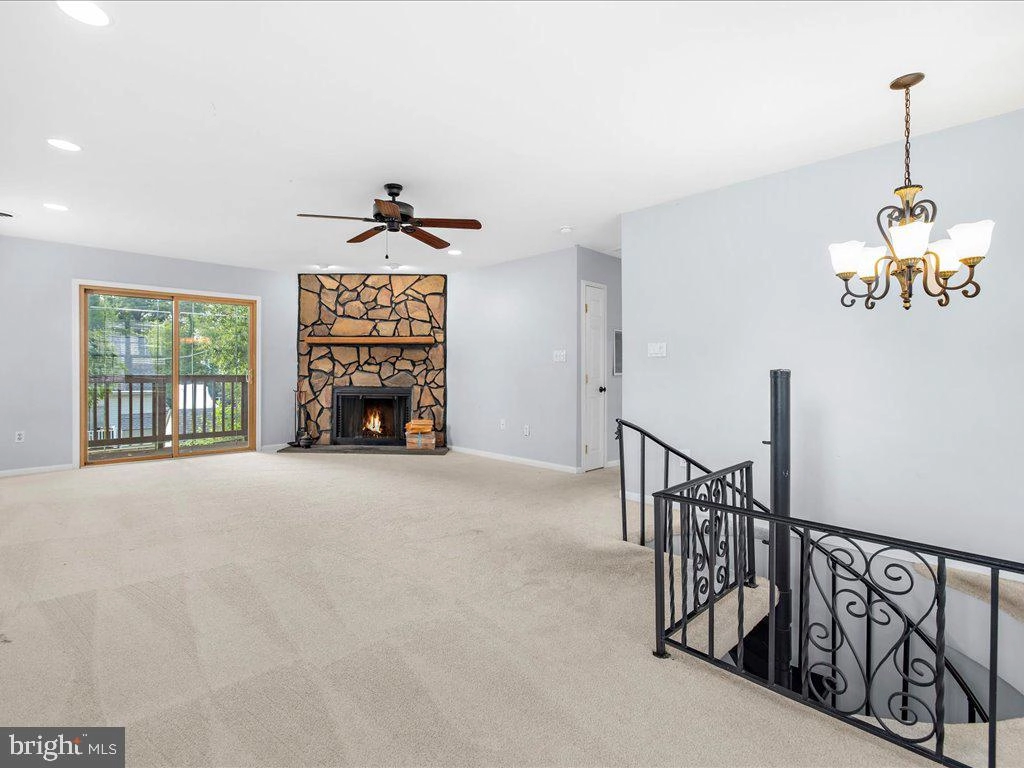 Living - 915 Hillside Ave, Edgewater, MD 21037 photo 2 of 4