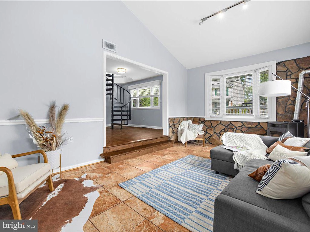 Living - 915 Hillside Ave, Edgewater, MD 21037 photo 1 of 4