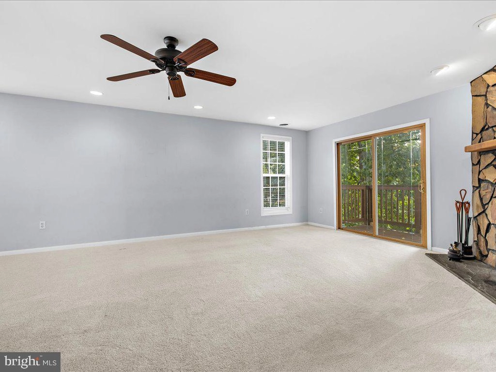 Living - 915 Hillside Ave, Edgewater, MD 21037 photo 4 of 4