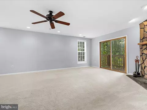 Living - 915 Hillside Ave, Edgewater, MD 21037 photo 4 of 4