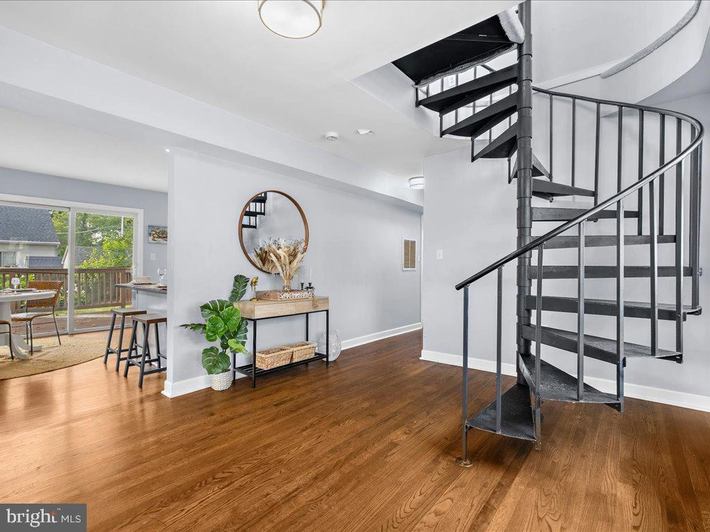 Entry Way - 915 Hillside Ave, Edgewater, MD 21037 photo 1 of 3