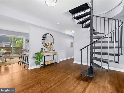 Entry Way - 915 Hillside Ave, Edgewater, MD 21037 photo 1 of 3