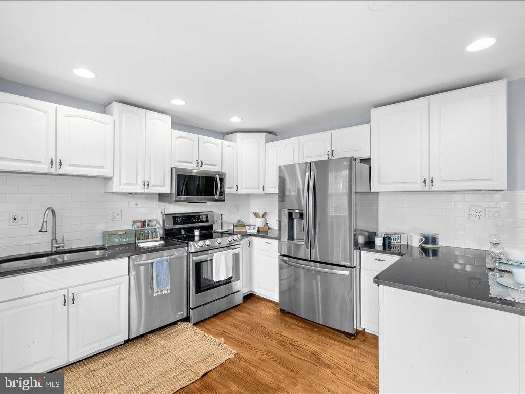 Kitchen - 915 Hillside Ave, Edgewater, MD 21037 photo 3 of 4
