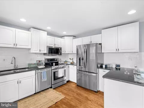 Kitchen - 915 Hillside Ave, Edgewater, MD 21037 photo 3 of 4