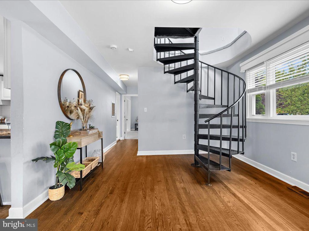 Entry Way - 915 Hillside Ave, Edgewater, MD 21037 photo 2 of 3