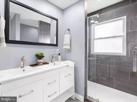 Bath - 915 Hillside Ave, Edgewater, MD 21037 photo 2 of 5