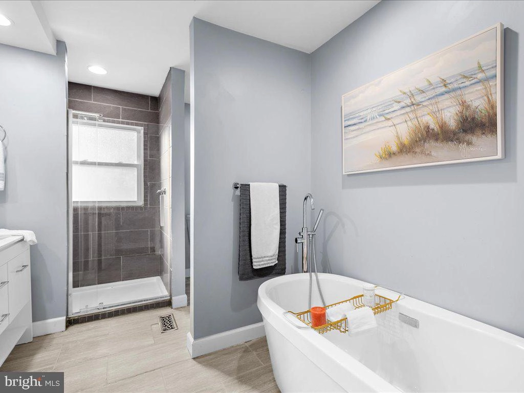 Bath - 915 Hillside Ave, Edgewater, MD 21037 photo 1 of 5