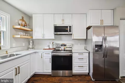 Kitchen - 335 Bar Harbor Rd, Pasadena, MD 21122 photo 3 of 3